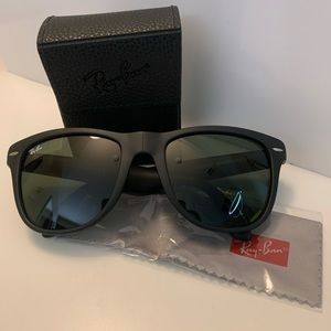 Ray-Ban Folding Wayfarer in Matte Black